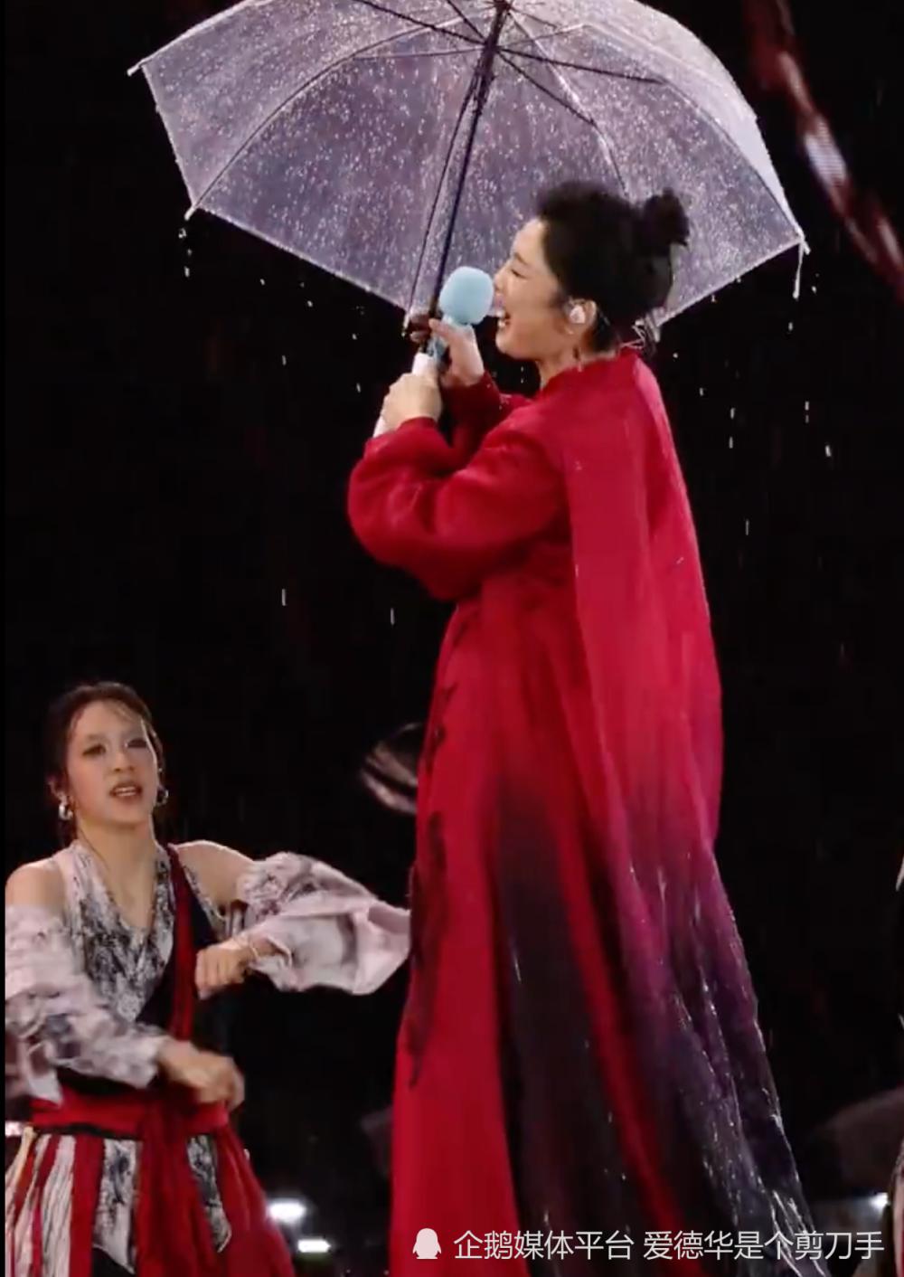 “扔伞之仇”终结篇？凤凰传奇深圳站：曾毅潇洒弃伞再开启“复仇”，玲花这次学聪明了