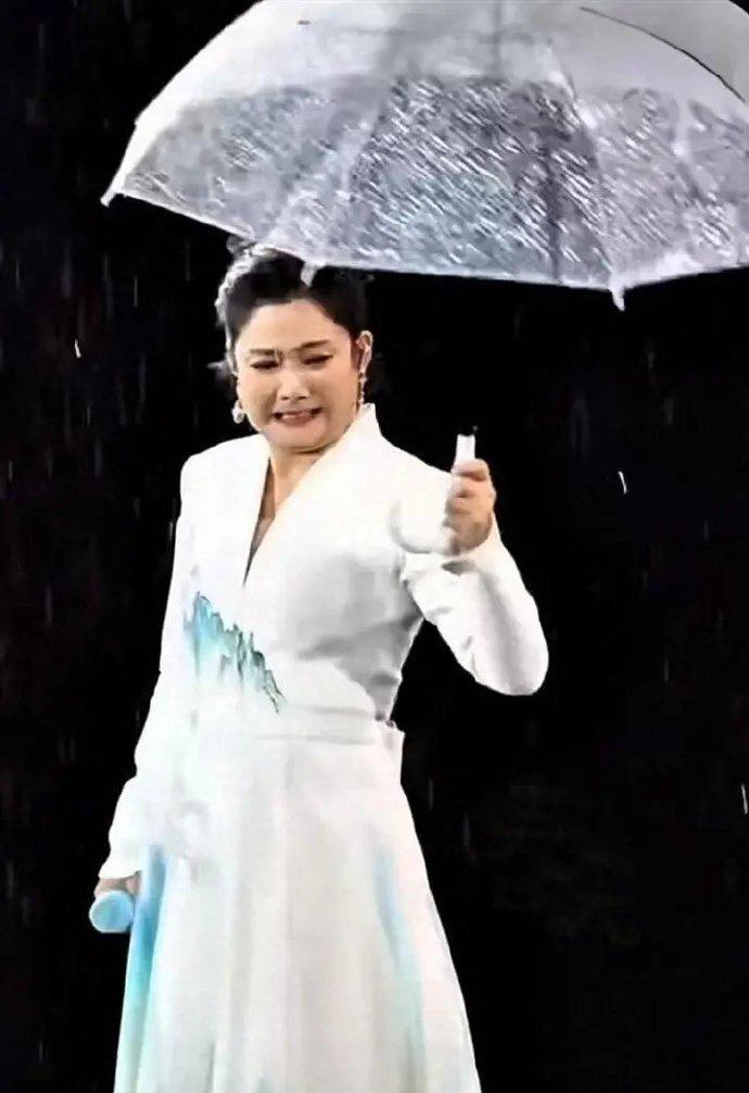 “扔伞之仇”终结篇？凤凰传奇深圳站：曾毅潇洒弃伞再开启“复仇”，玲花这次学聪明了