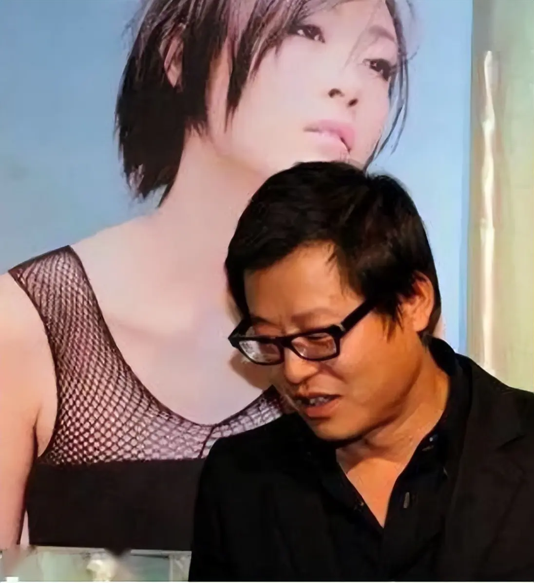 一代歌后跳楼离世，被家暴抑郁、自杀，死后两任丈夫疯抢遗产