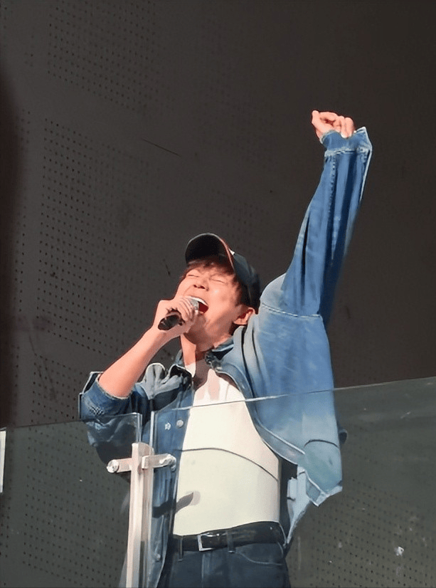 场子小得离谱？谢娜演唱会被吐槽像六一晚会！全开麦很拼，提词器也很忙，网友直言花上千元不值得！