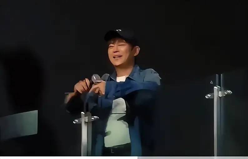 场子小得离谱？谢娜演唱会被吐槽像六一晚会！全开麦很拼，提词器也很忙，网友直言花上千元不值得！