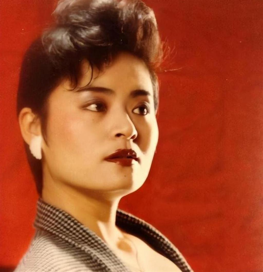 她红过韦唯，碾压毛阿敏，被亲弟打成脑震荡，一代歌后沦落成保姆