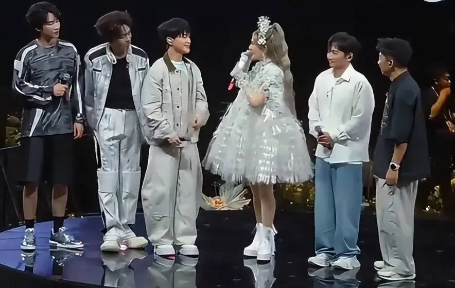 场子小得离谱？谢娜演唱会被吐槽像六一晚会！全开麦很拼，提词器也很忙，网友直言花上千元不值得！