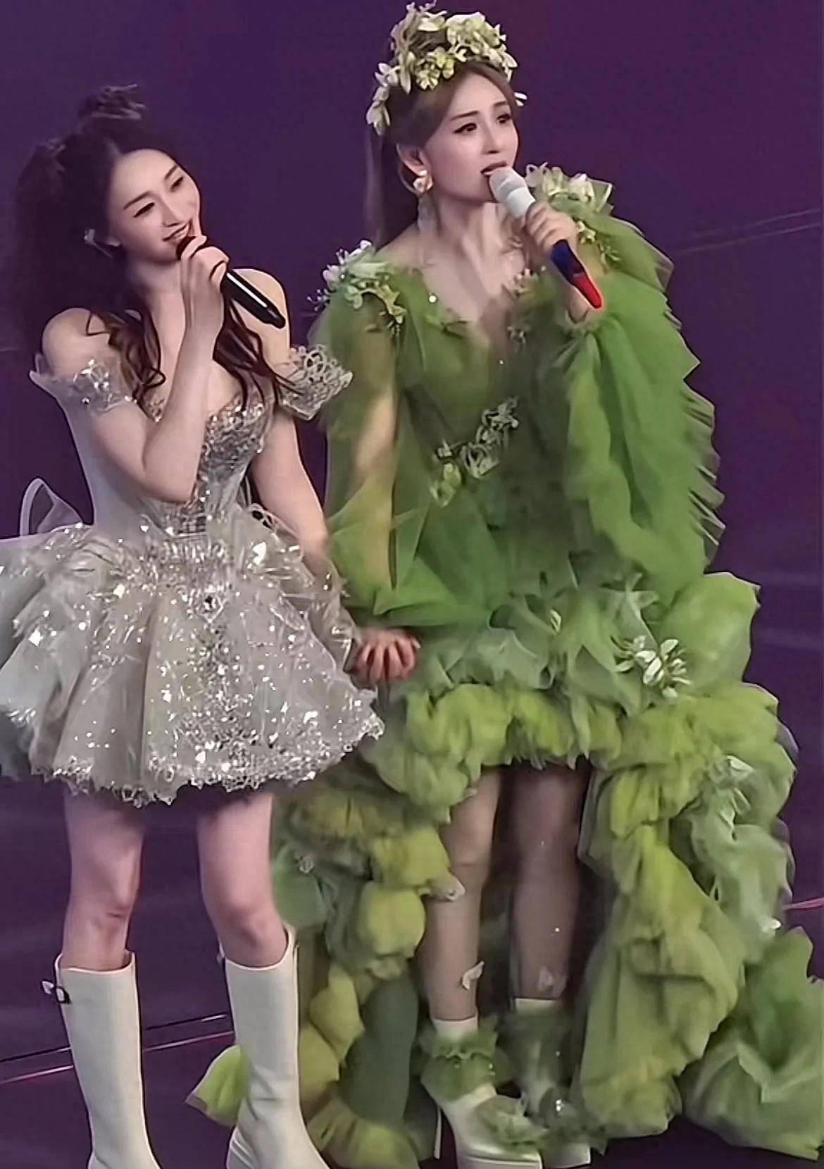 场子小得离谱？谢娜演唱会被吐槽像六一晚会！全开麦很拼，提词器也很忙，网友直言花上千元不值得！