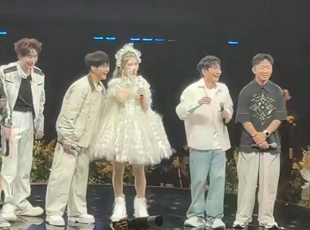 场子小得离谱？谢娜演唱会被吐槽像六一晚会！全开麦很拼，提词器也很忙，网友直言花上千元不值得！