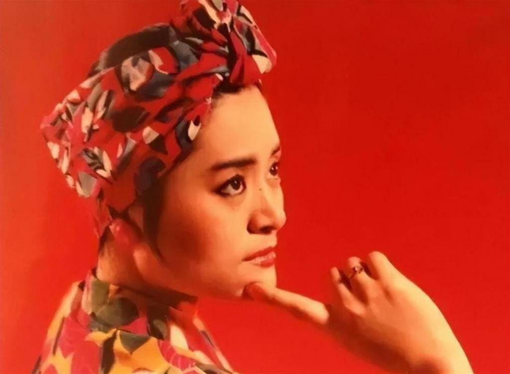 她红过韦唯，碾压毛阿敏，被亲弟打成脑震荡，一代歌后沦落成保姆