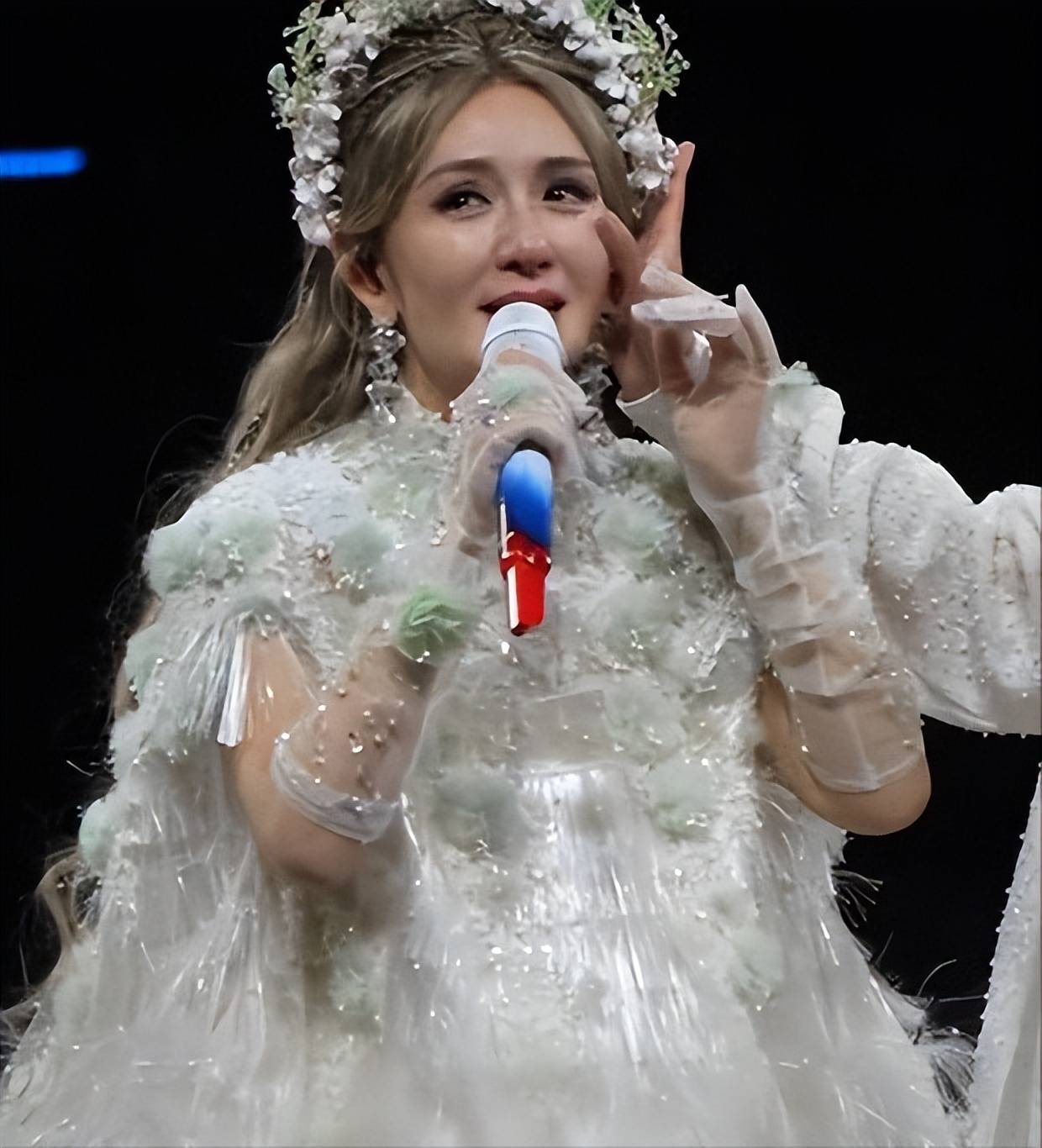 场子小得离谱？谢娜演唱会被吐槽像六一晚会！全开麦很拼，提词器也很忙，网友直言花上千元不值得！