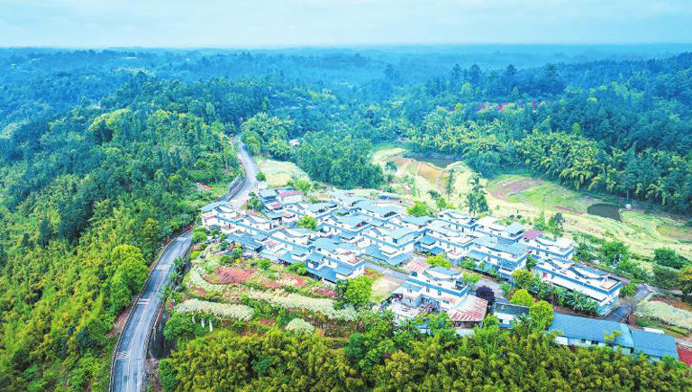 飞龙峡森林公园里有座“童话村庄”
