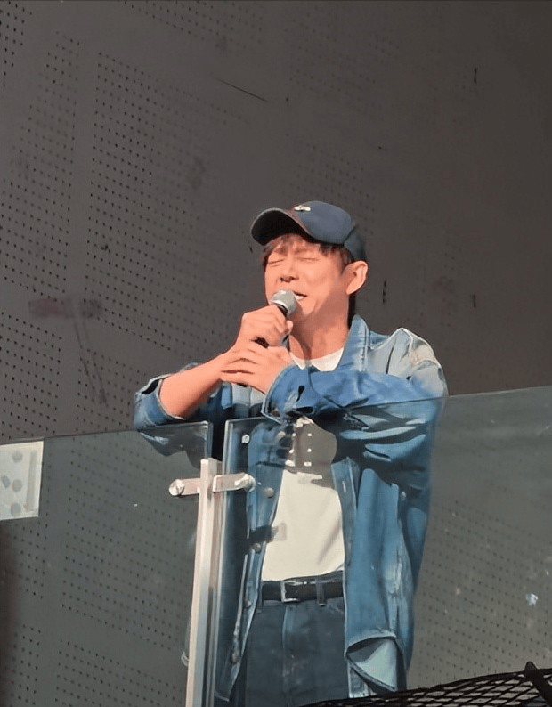 场子小得离谱？谢娜演唱会被吐槽像六一晚会！全开麦很拼，提词器也很忙，网友直言花上千元不值得！