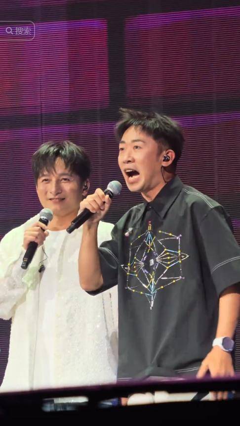 场子小得离谱？谢娜演唱会被吐槽像六一晚会！全开麦很拼，提词器也很忙，网友直言花上千元不值得！