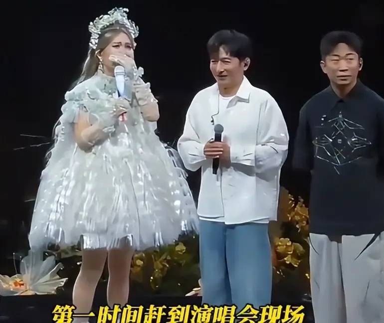 场子小得离谱？谢娜演唱会被吐槽像六一晚会！全开麦很拼，提词器也很忙，网友直言花上千元不值得！