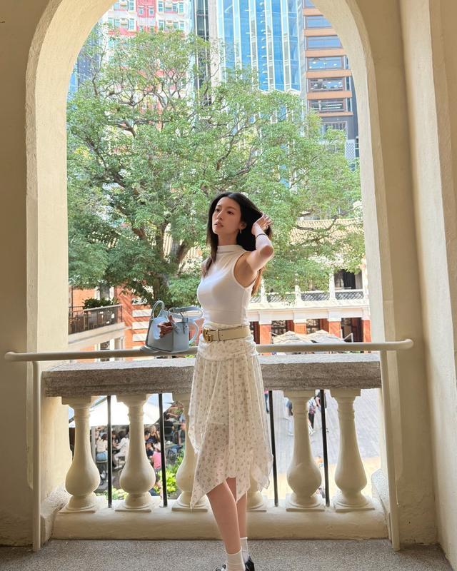 港圈低调情缘! 蔡思贝灵魂伴侣曝光，贴心相伴通宵到天亮