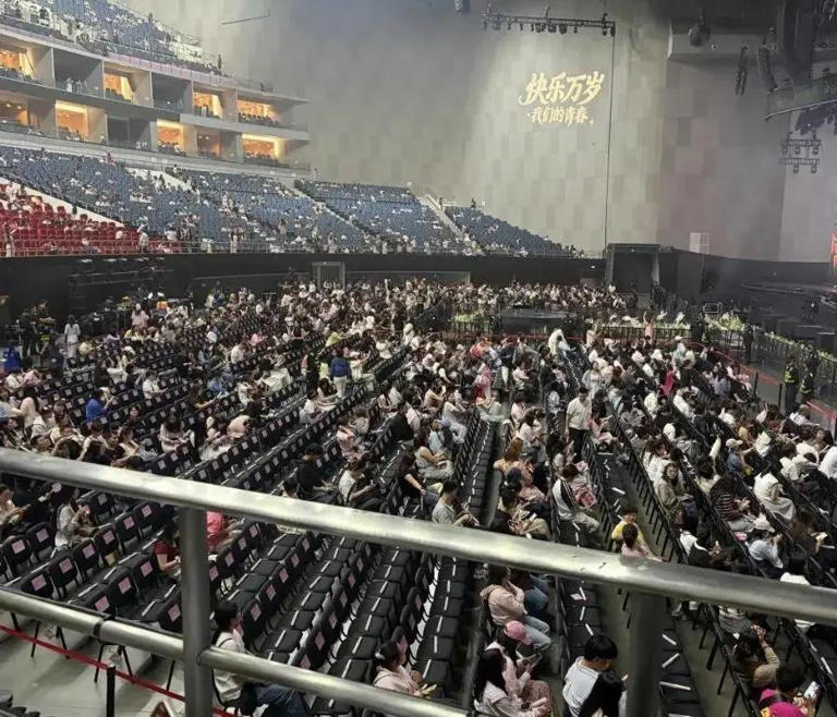 场子小得离谱？谢娜演唱会被吐槽像六一晚会！全开麦很拼，提词器也很忙，网友直言花上千元不值得！