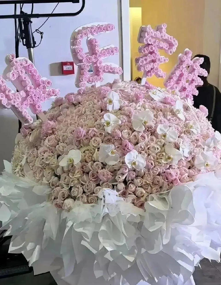 场子小得离谱？谢娜演唱会被吐槽像六一晚会！全开麦很拼，提词器也很忙，网友直言花上千元不值得！