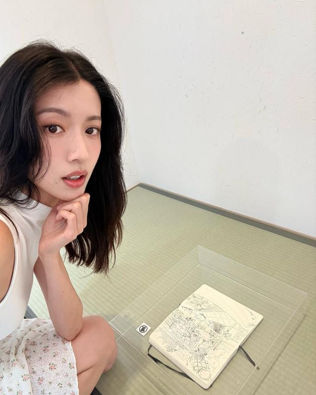 港圈低调情缘! 蔡思贝灵魂伴侣曝光，贴心相伴通宵到天亮