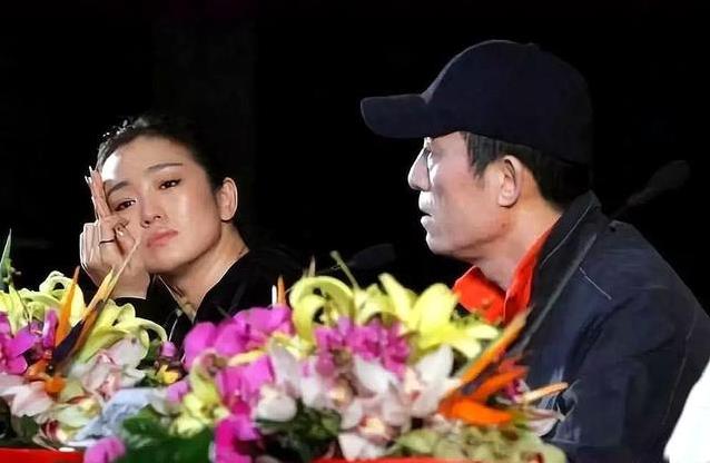 戛纳红毯赖着不走被驱赶，巩俐却穿运动鞋上台，为何差距这么大？