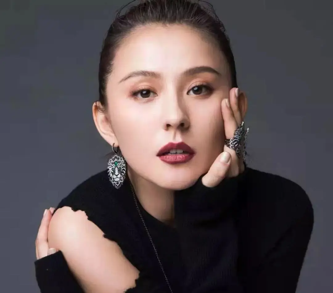 新疆女星热依扎被曝疑怀二胎，大女儿已6岁，生父早已真相大白