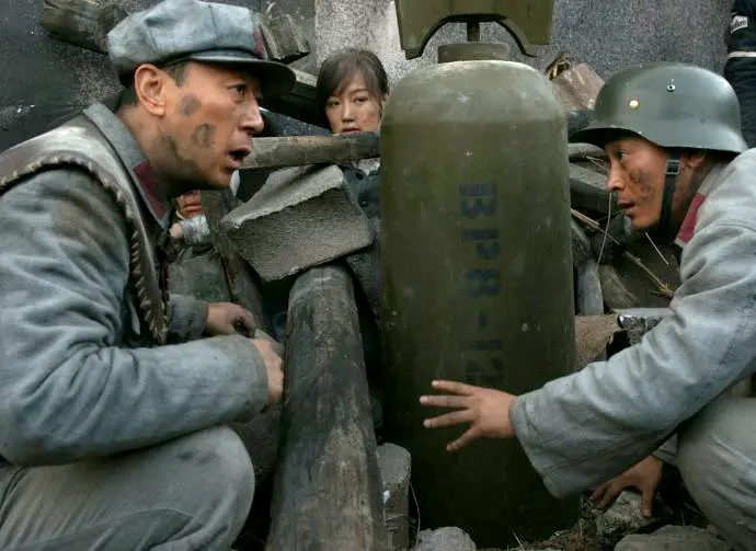 两部谍战剧别瞎选《弹孔》《兵临城下》硬核对比一部炸场一部烧脑
