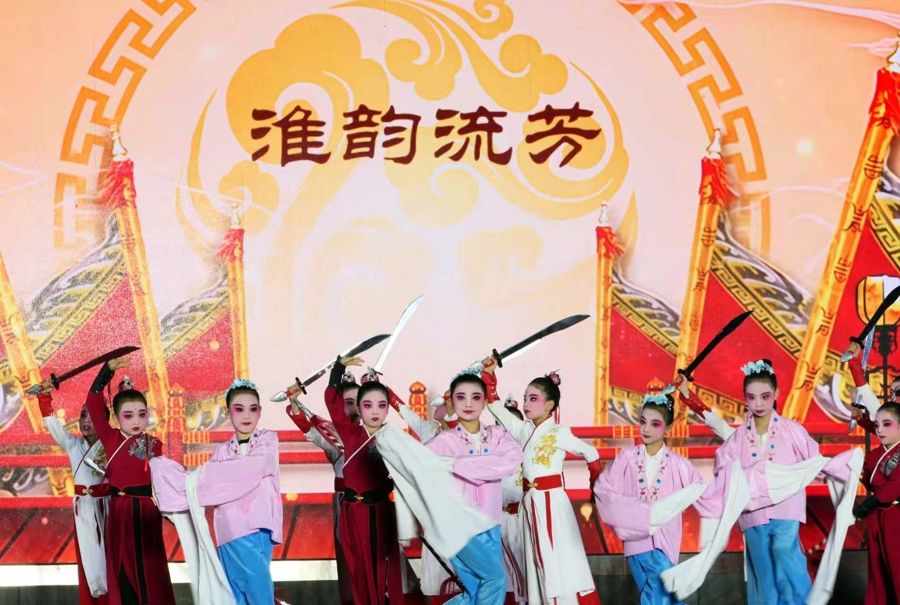 一群小学生演戏，吸引一级演员举起手机