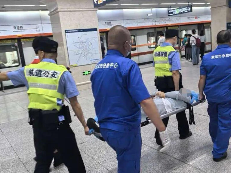 孕妇突然呼吸困难冒冷汗 民警、地铁工作人员合力救助