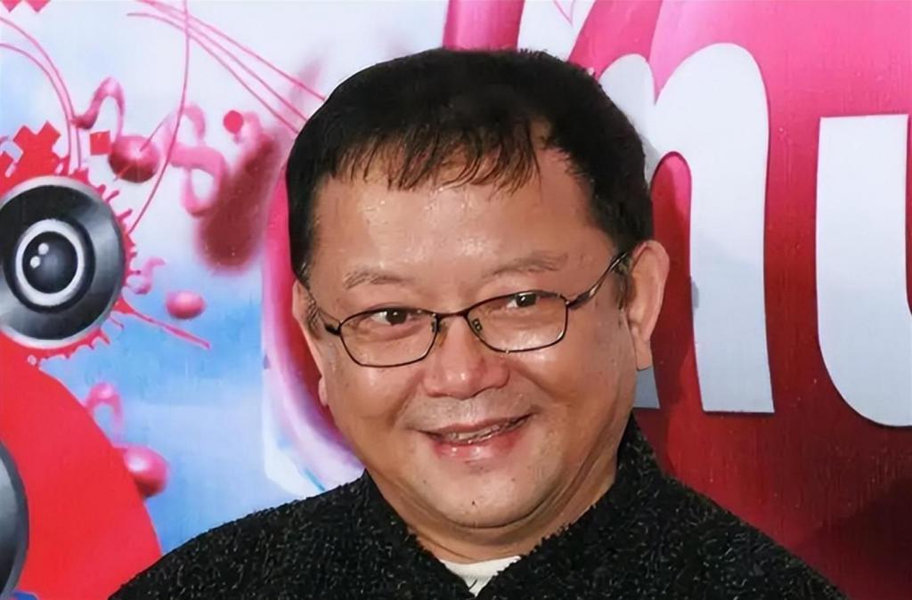 卖掉上亿豪宅、移民美国? 77岁演员王刚身上的谣言，不要太离谱