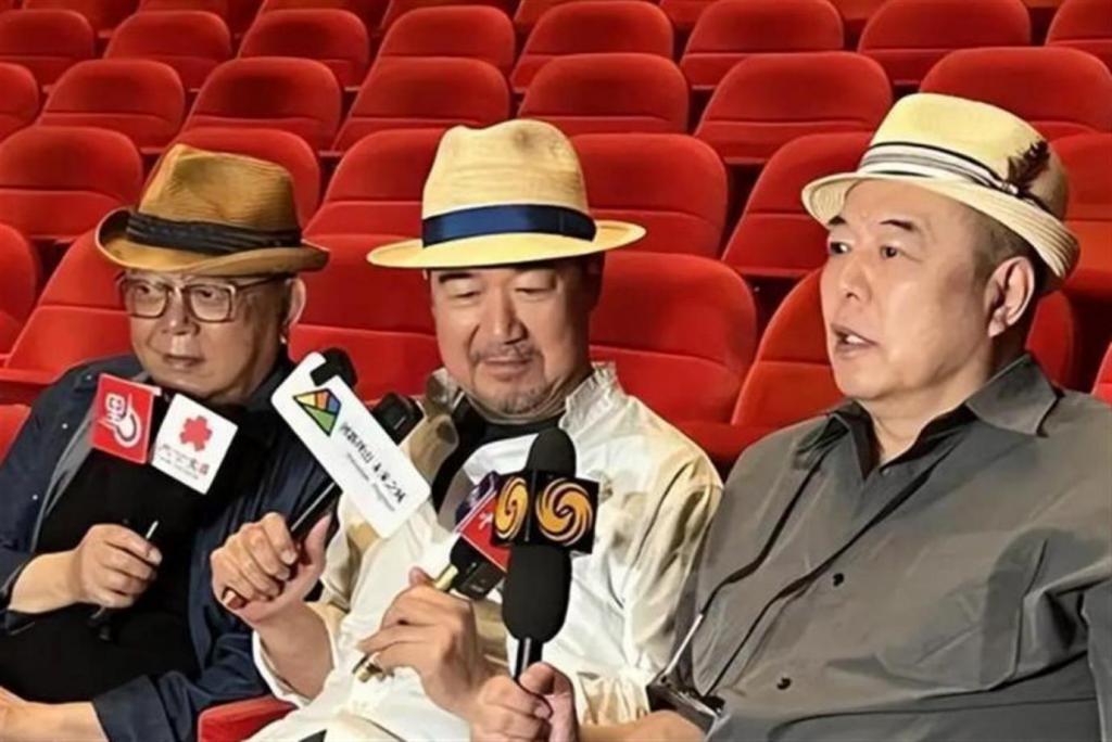 卖掉上亿豪宅、移民美国? 77岁演员王刚身上的谣言，不要太离谱