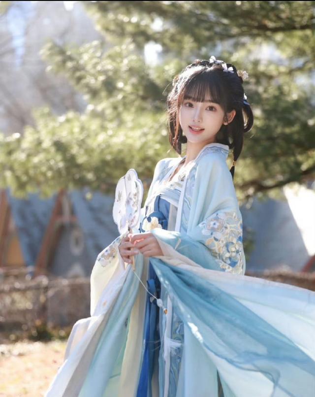 45岁林俊杰520高调秀恩爱！晒24岁小女友毕业合照，网友却不干了