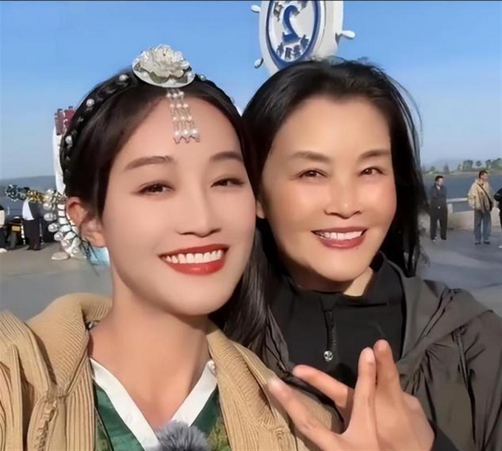 嫁给上海富豪多年，如今已是企业家，61岁和明星女儿同框似姐妹