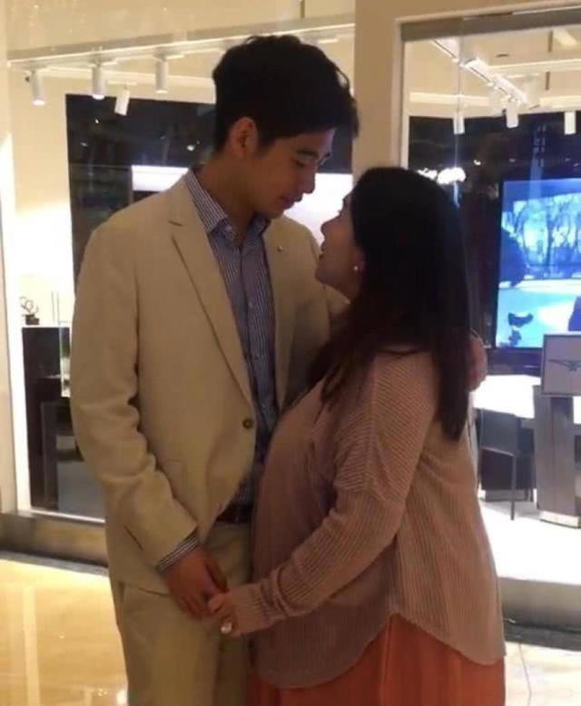 赌王女儿何超盈：倒贴14亿下嫁东北帅小伙，现在女儿6岁长得像爹
