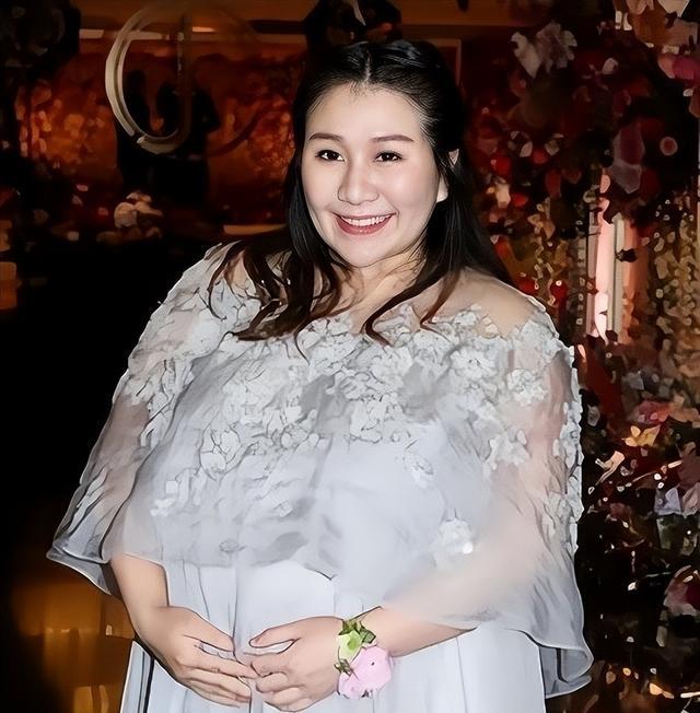 赌王女儿何超盈：倒贴14亿下嫁东北帅小伙，现在女儿6岁长得像爹