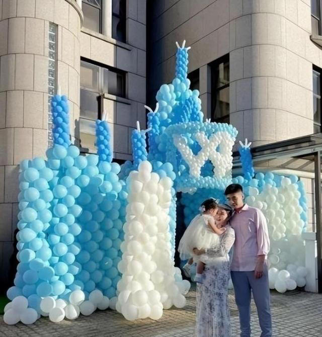 赌王女儿何超盈：倒贴14亿下嫁东北帅小伙，现在女儿6岁长得像爹