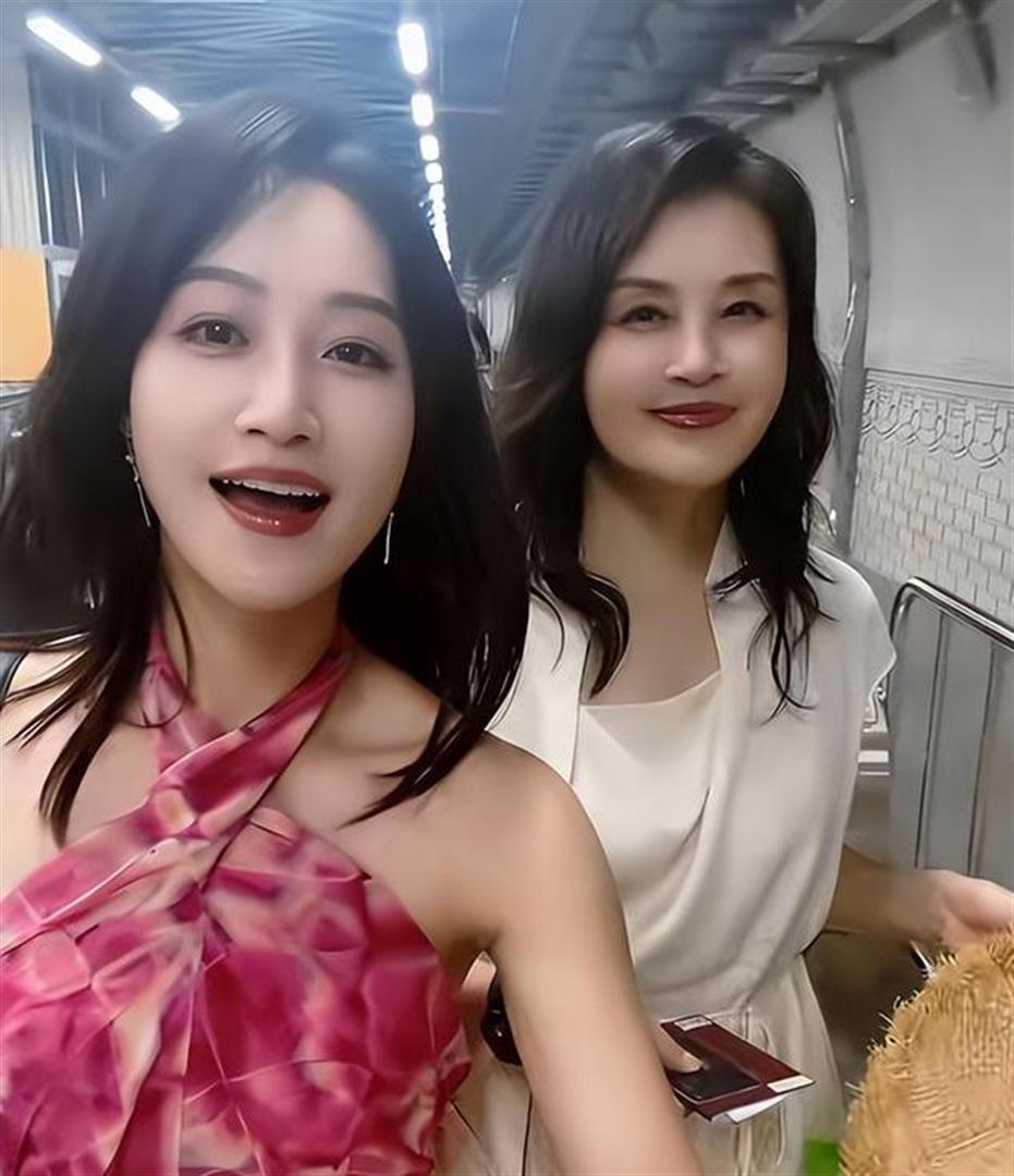 嫁给上海富豪多年，如今已是企业家，61岁和明星女儿同框似姐妹