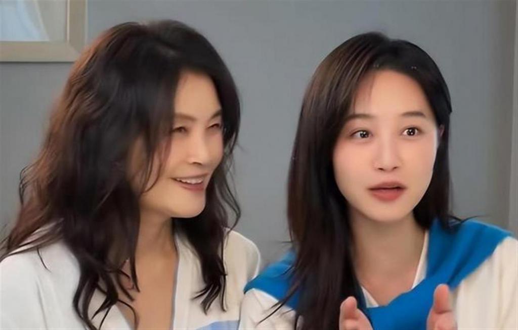 嫁给上海富豪多年，如今已是企业家，61岁和明星女儿同框似姐妹