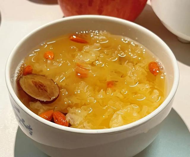 银耳汤怎么煮? 切记不要直接下锅炖! 牢记3点，银耳20分钟出胶!