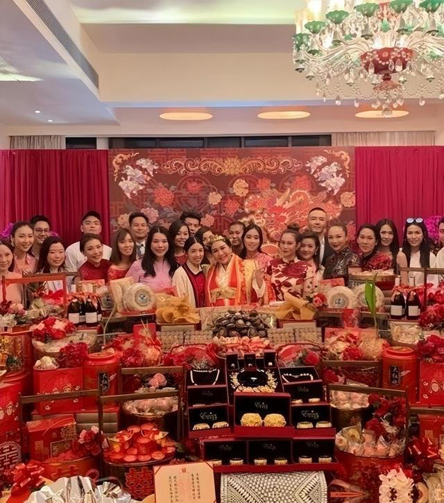 赌王女儿何超盈：倒贴14亿下嫁东北帅小伙，现在女儿6岁长得像爹