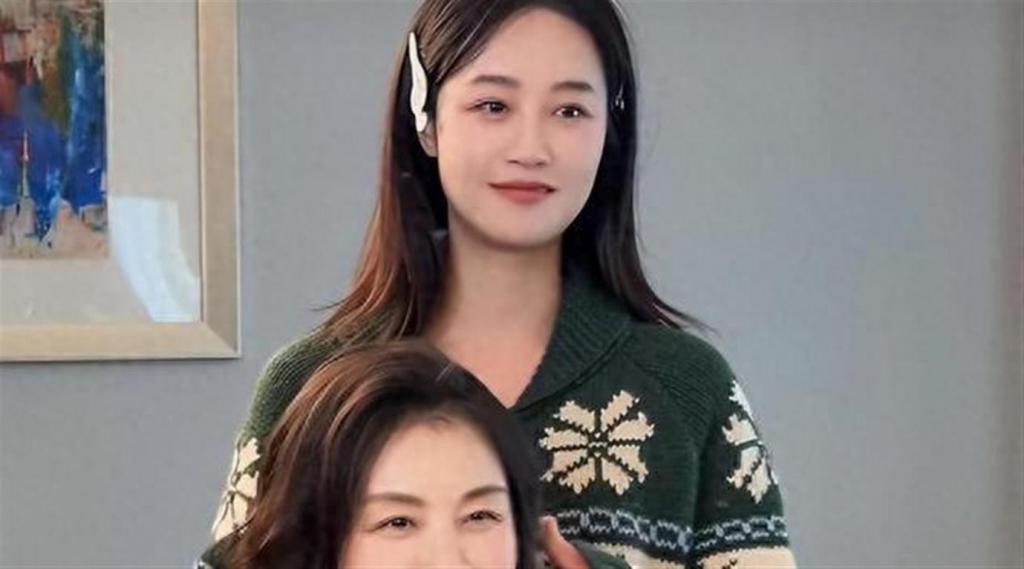 嫁给上海富豪多年，如今已是企业家，61岁和明星女儿同框似姐妹