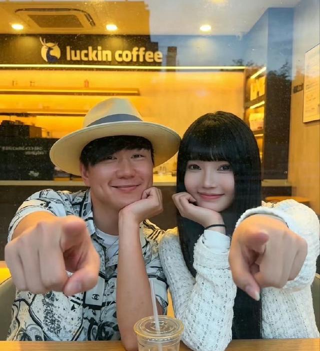 45岁林俊杰520高调秀恩爱！晒24岁小女友毕业合照，网友却不干了