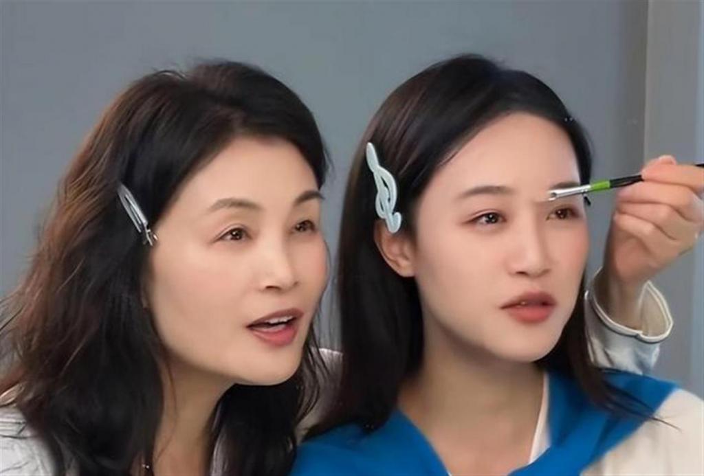 嫁给上海富豪多年，如今已是企业家，61岁和明星女儿同框似姐妹