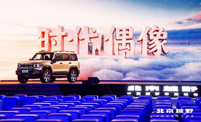 时代偶像，千里舰证！BJ40增程长续航版焕新价16.98万元起