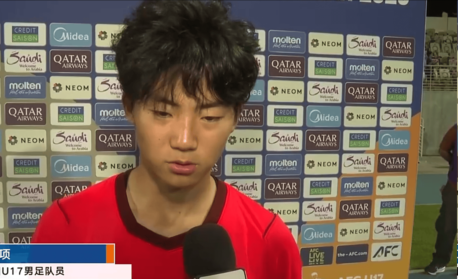 万项：我们和日本队不是一个人的差距，被压在本方半场踢