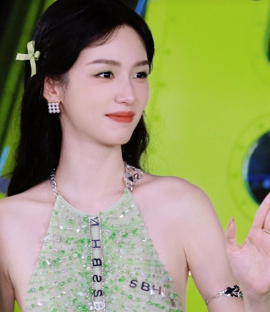 周也与男友在屋内非常亲热，网友称：走下波路还不如开心谈个恋爱
