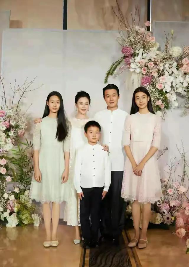 偶遇佟大为和女儿挽手出行好温馨，18岁佟知霏跟180的爸爸一样高