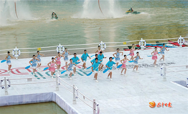 赏四龛福城 观巴河逐浪