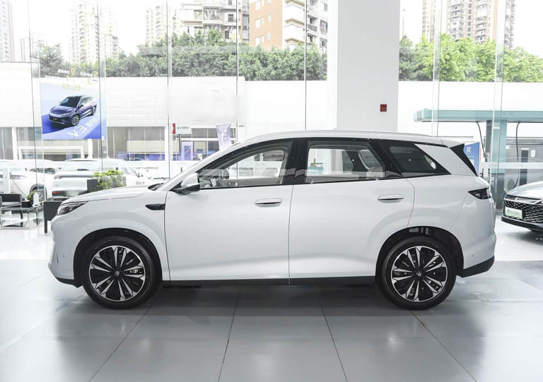 第三代元 PLUS上市！不足12万起售，外观厚重大方，纯电续航630Km