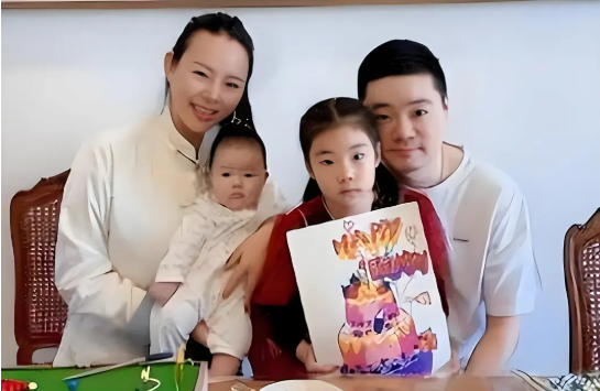 39岁丁俊晖近况曝光! 娶美女张元元生下一女，如今婚姻幸福成人生赢家