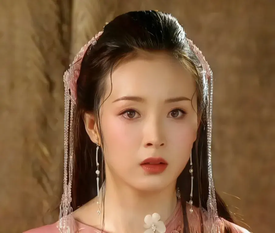原来周芷若第一人选是王艳，看到她的定妆照后：和高圆圆不同风格