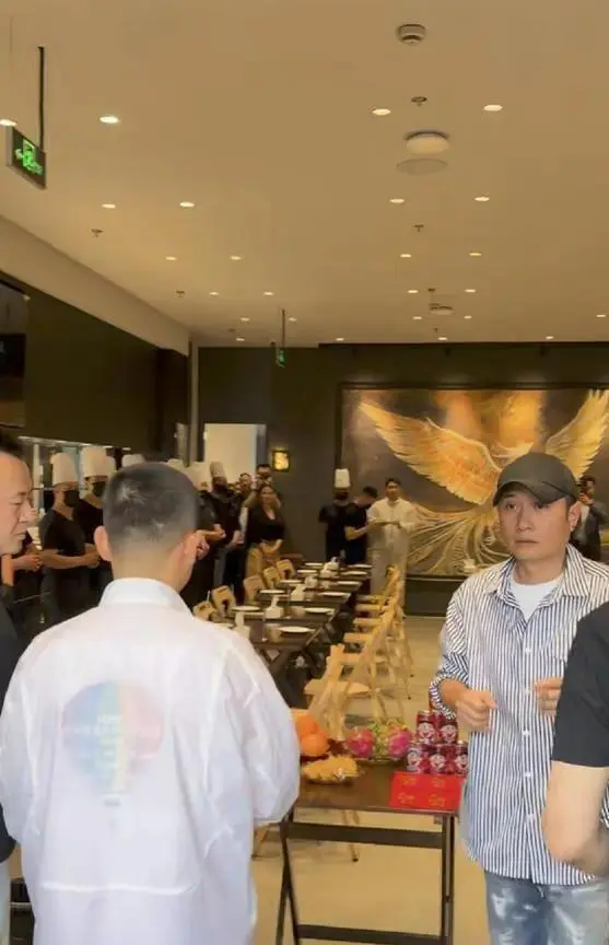 张杰花篮堵门却无明星捧场，58元拌面开业尴尬了