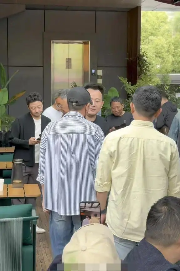 张杰花篮堵门却无明星捧场，58元拌面开业尴尬了