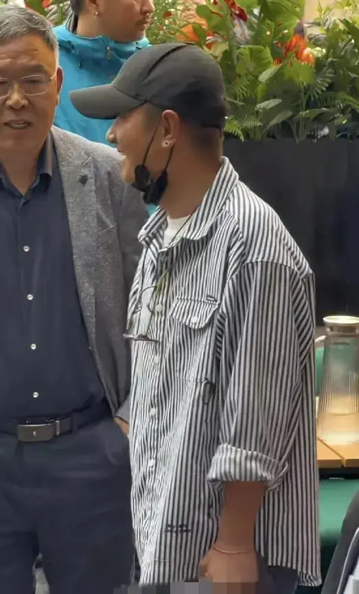 张杰花篮堵门却无明星捧场，58元拌面开业尴尬了