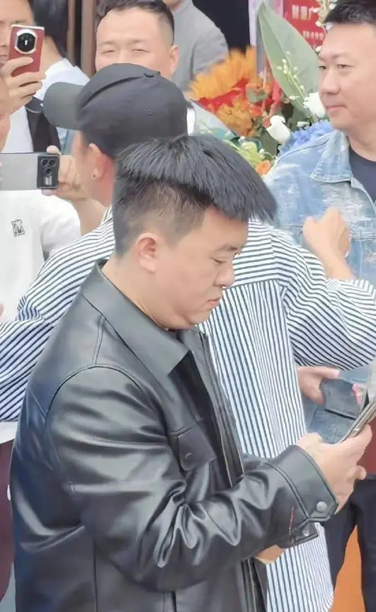 张杰花篮堵门却无明星捧场，58元拌面开业尴尬了